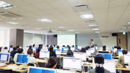 지난 19일 경기도 판교 안랩 사옥에서 열린 안랩샘 심화과정에 참여한 수강생들이 교육을 받고 있다. 안랩 제공